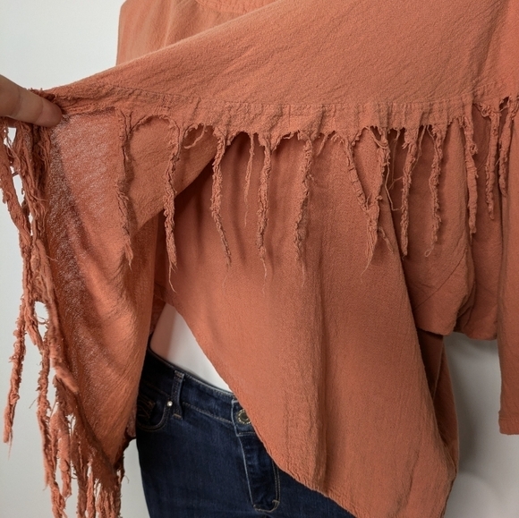 ✨3/$15 Burnt orange fringe cross over front short sleeve top L - Picture 3 of 6